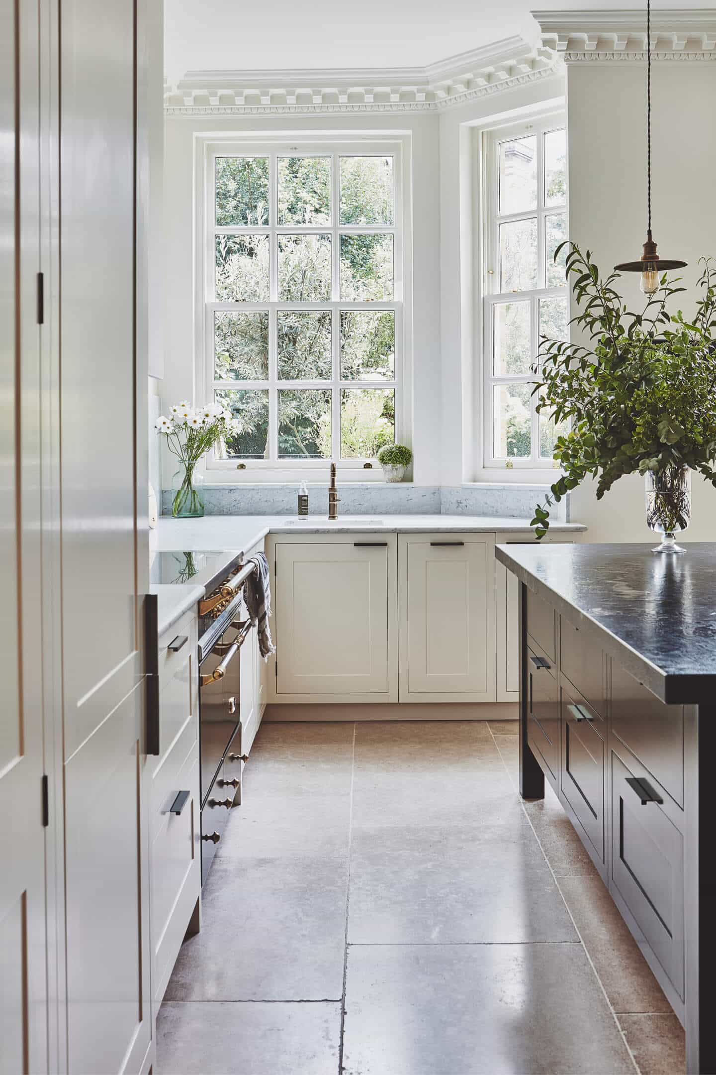 Elegant London Kitchen With No Larger Cabinets